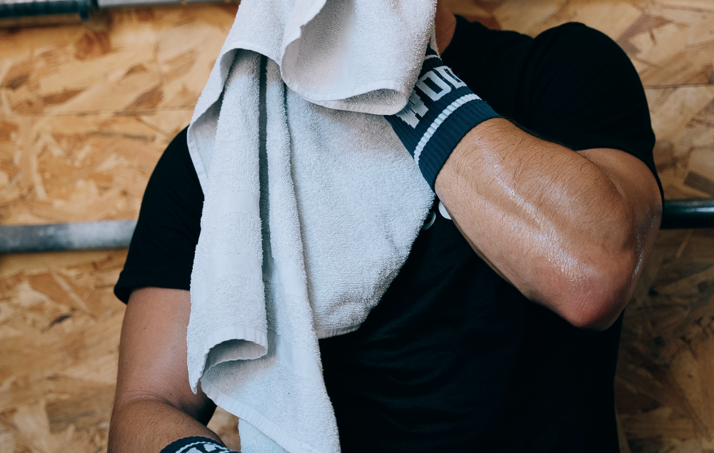 Plus on transpire, plus on brûle de calories : vrai ou faux ?